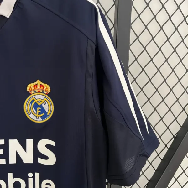 2004-2005 Real Madrid Jersey retro kit - Image 5