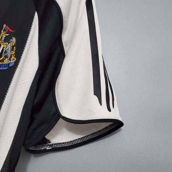 2005-2006 Newcastle  Home retro kit - Image 5