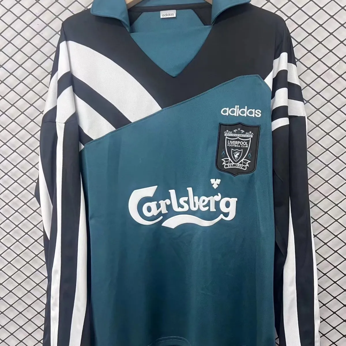 03271cc7-c28d-4497-adbf-67d78b719ffc 1996-97 Classic Liverpool away retro - Image 1