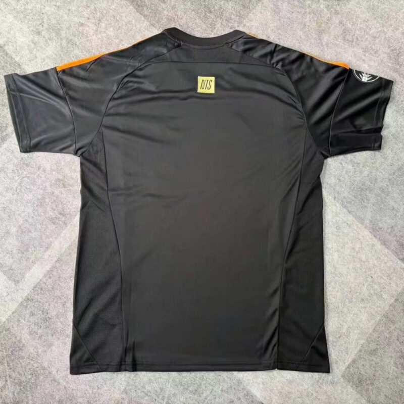 2025/2026 Arsenal fans train in black jerseys - Image 2