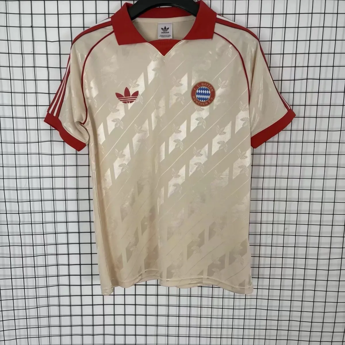 14be7a67-f093-4010-b8c2-47a294bd3884 26-27 fans' new Bayern Munich clover short sleeved jersey - Image 1