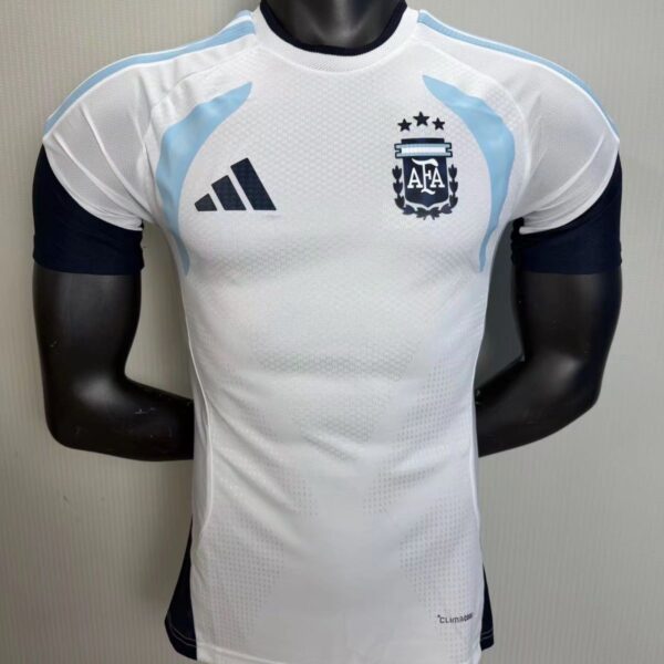 26-27 Argentina players training jerseys