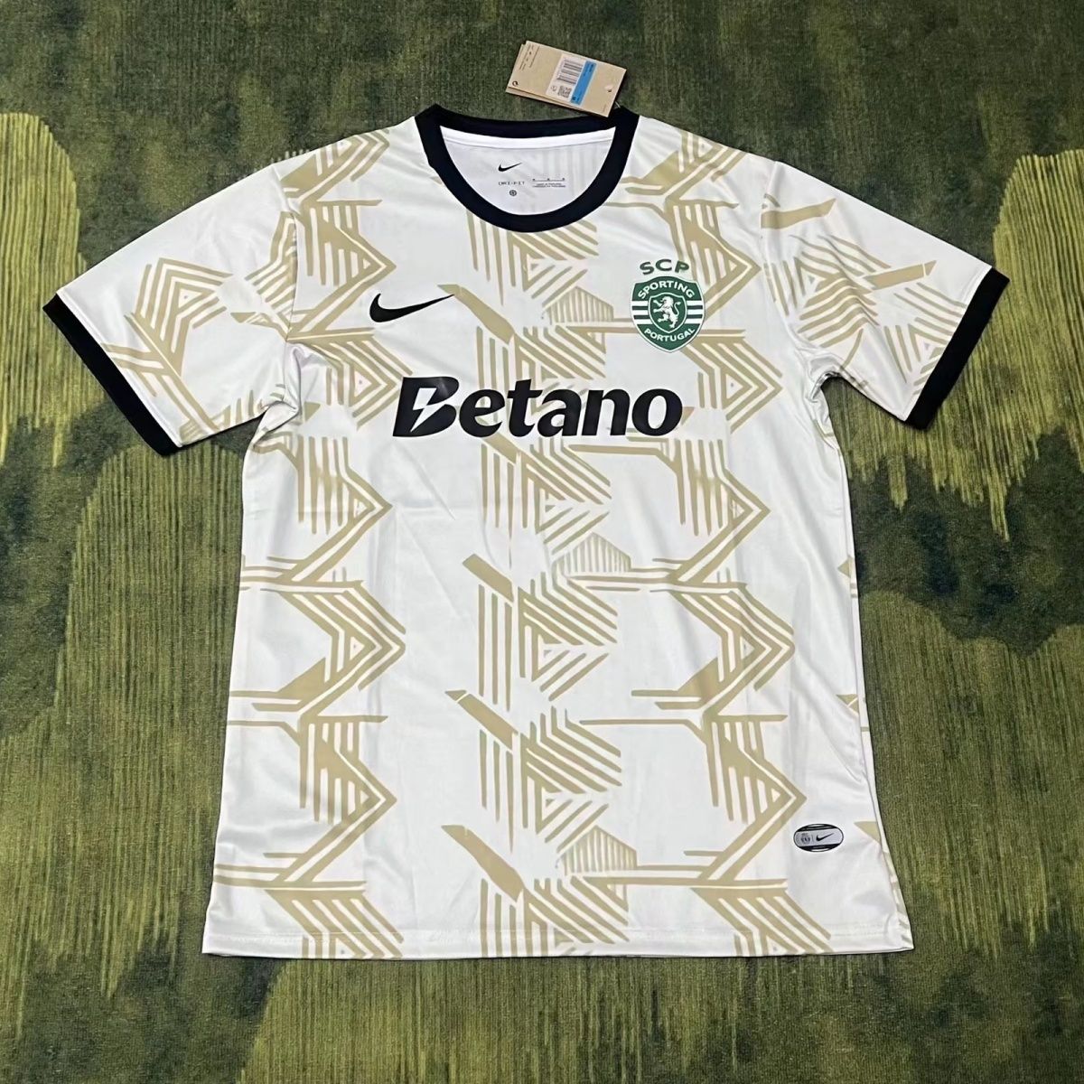 227b267b-e741-4448-82d8-d779ad31ecab 25-26 Sporting CP Special Edition Training Shirt - Image 1