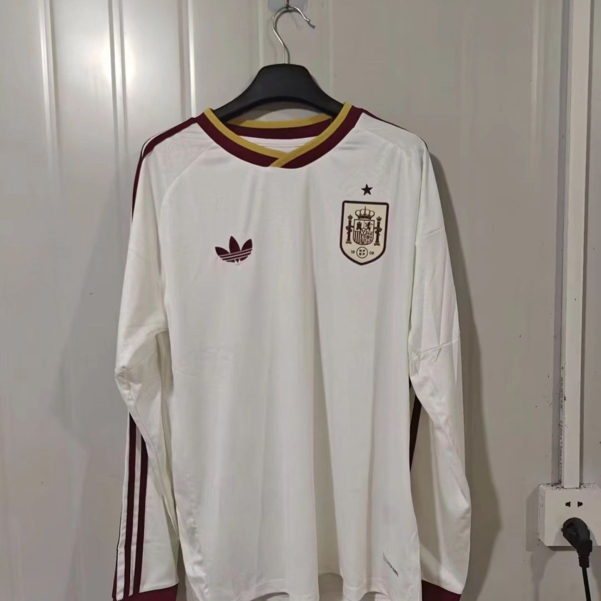 2955027b-33e7-46e9-b984-a812c5f7ad42 26-27 Spain away jersey long sleeved - Image 1