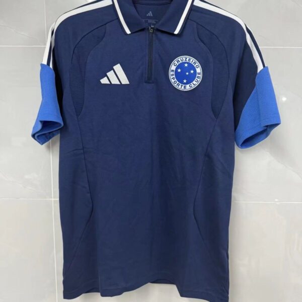 26-27 Cruzeiro EC Polo wearing a blue jersey
