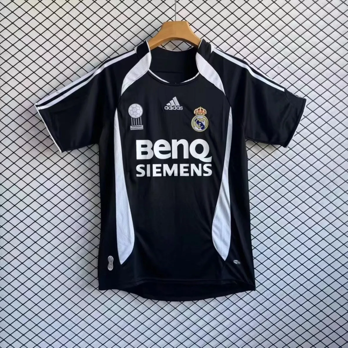 2e6d48e2-a3d8-4f42-9441-053a8adb019c 06-07 Real Madrid away retro - Image 1