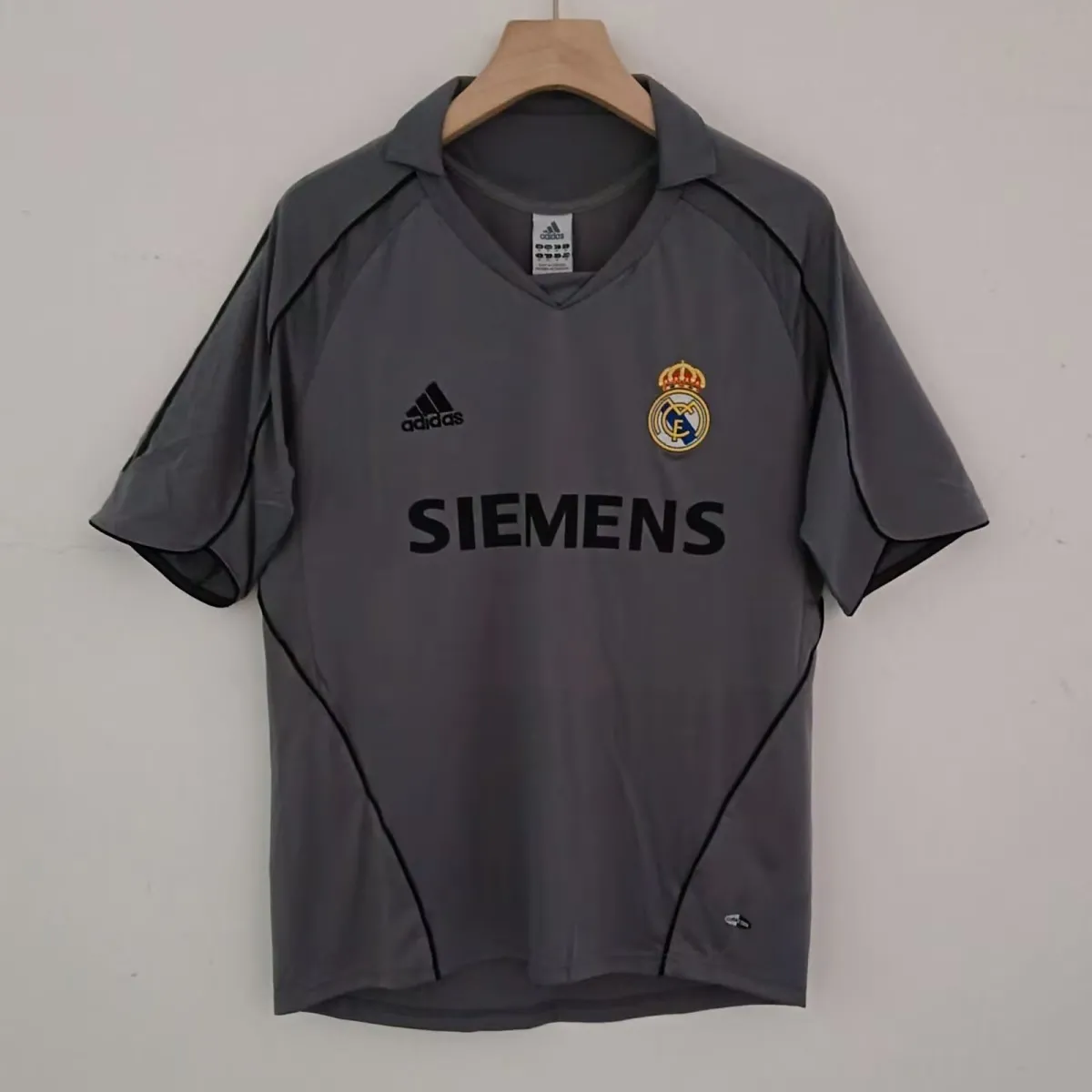 8814768b-560e-441a-8511-aeedb3b90c89 05-06 Real Madrid Retro away game - Image 1