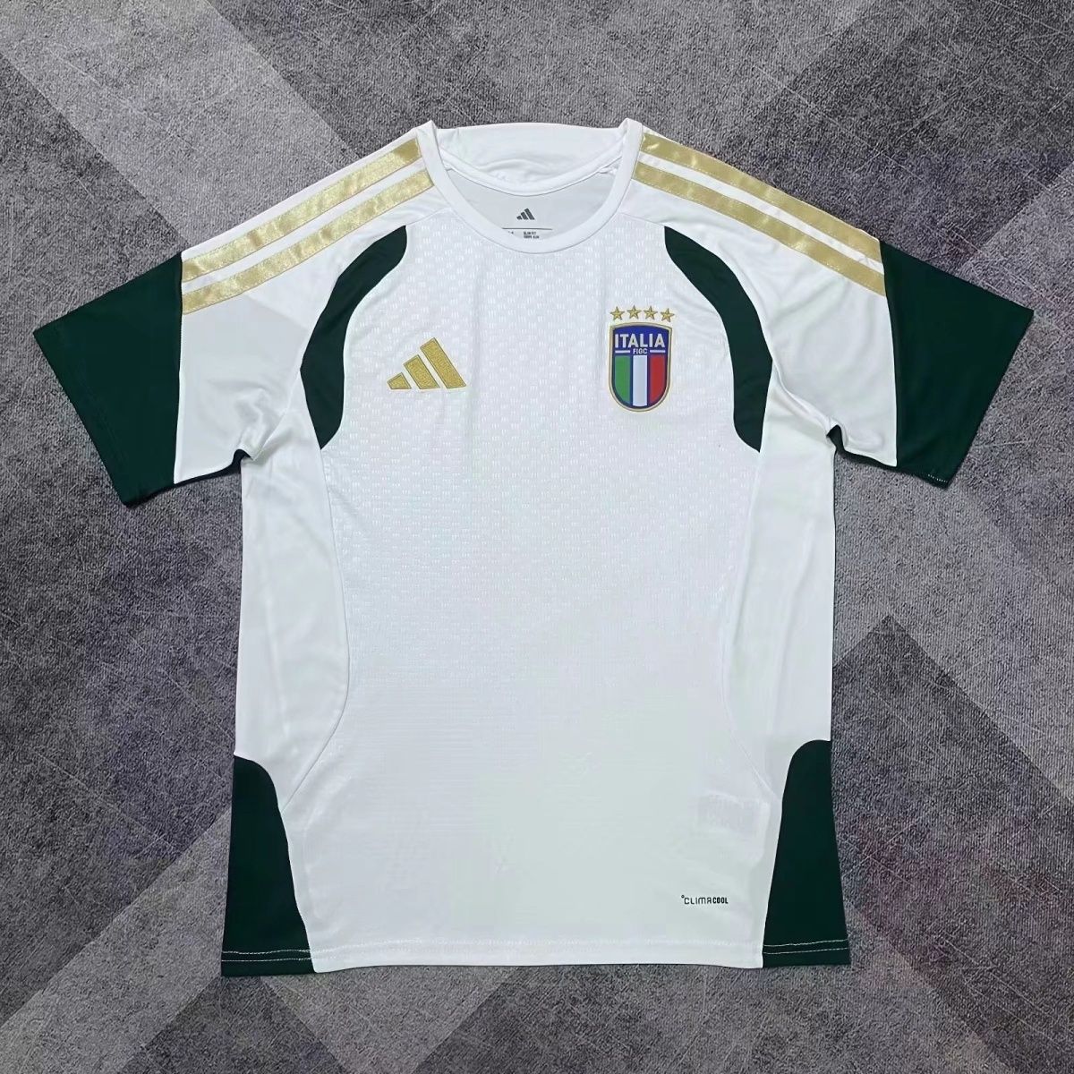 8919efde-a83d-40d1-8a31-7be2b521d71c 26-27 Italy training new national team jersey - Image 1