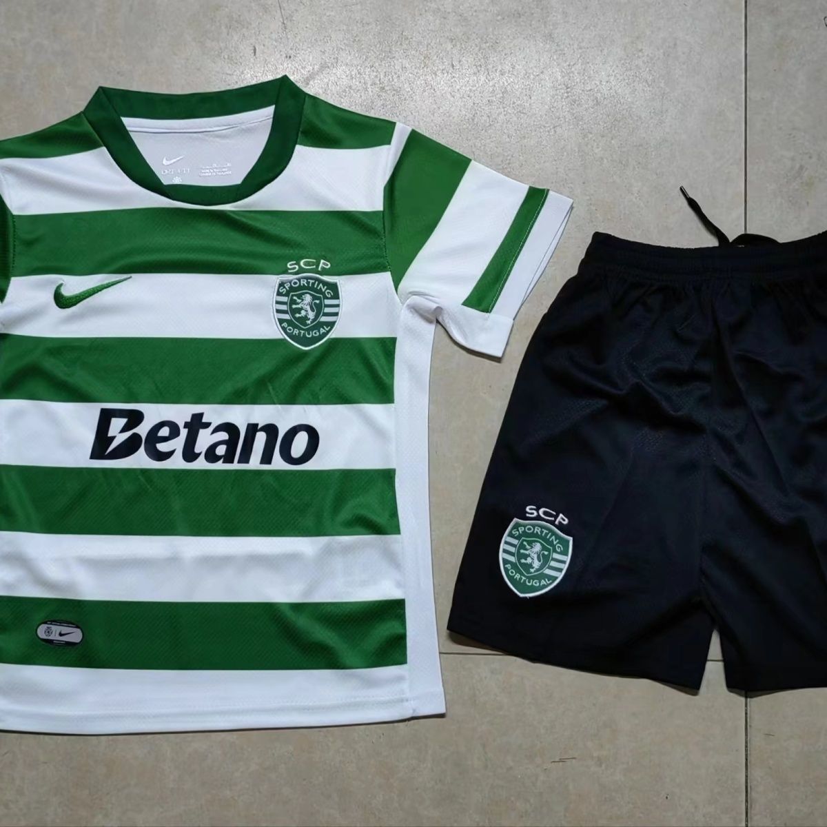 bad0ce03-c4be-413c-8403-5bb1100d05d2 25-26 Sporting CP home jersey kids kit - Image 1