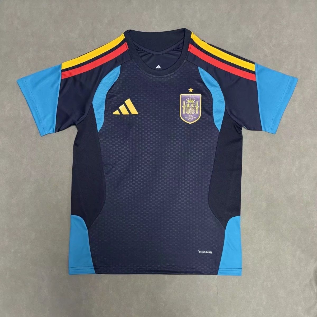 fa93f520-8938-4118-bfe7-3844e3e27728 26-27 Spain short sleeved training jersey - Image 1
